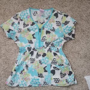 Sketchers scrub top